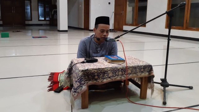 Tahlilan menggunakan pengeras suara masjid di Bantul, Yogyakarta. Foto: Twitter/ @UmaruddinM