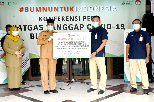 Direktur Utama (Dirut) Petrokimia Gresik, Rahmad Pribadi, (kanan), secara simbolis menyerahkan paket bantuan sembako dan alat medis kepada Wakil Bupati Gresik Moh. Qossim, di Gresik, Senin (6/4). 
