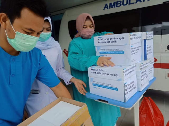 ACT Lampung saat mendistribusikan 200 paket makanan untuk petugas medis, Senin (6/4) | Foto: ACT Lampung 
