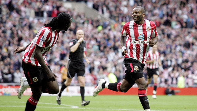 Darren Bent dan Kenwyne Jones merayakan gol Sunderland pada 2009. Foto: GRAHAM STUART / AFP