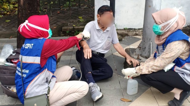 Viral Lansia Kesakitan dan Terjatuh di Trotoar Surabaya, Tak Ada ...
