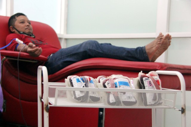 Warga mendonorkan darahnya di PMI Temanggung, Senin (6/4/2020). Foto: ari.