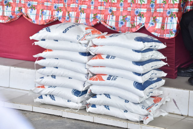 Bantuan beras pada KPM dari Pemprov Kalbar. Foto: Dok. Anwar Prokopim