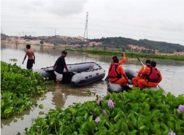 Petugas SAR menelusuri keberadaan Miswan yang dikabarkan hilang di Dam Tembesi, Batam. (Foto: ist)