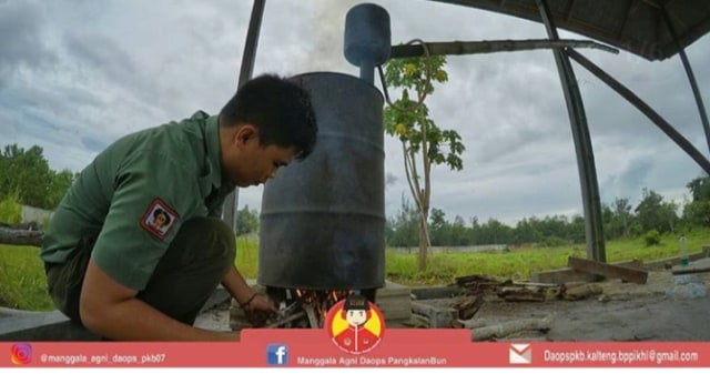 Proses pembuatan cuka bambu oleh Manggala Agni Kobar. Foto : Manggala Agni