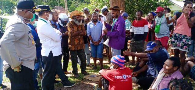 Aksi penolakan sekelompok warga yang menolak pemakaman pasien COVID-19 di Buper Waena. (Dok: Humas Pemkot Jayapura)  