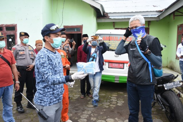 Bupati Batang, Wihaji menunjukan masker hasil sumbangan dari BUMD dan UMKM Batang kepada Gubernur Jawa Tengah Ganjar Pranowo saat di Desa Pacet Kecamatan Reban beberapa waktu lalu.