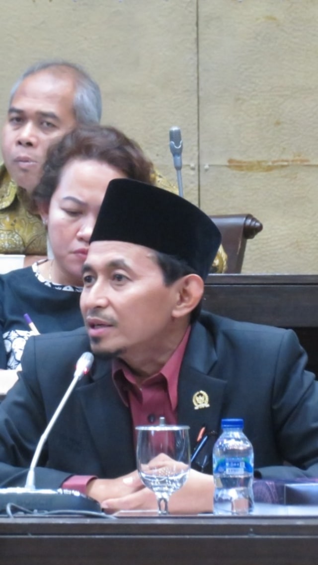 Anggota Komisi VIII DPR RI, Bukhori Yusuf saat rapat kerja virtual Komisi VII bersama Kepala BNPB/ Gugus Tugas Covid 19 di Jakarta, Senin (6/4). Foto: Dok. DPR RI