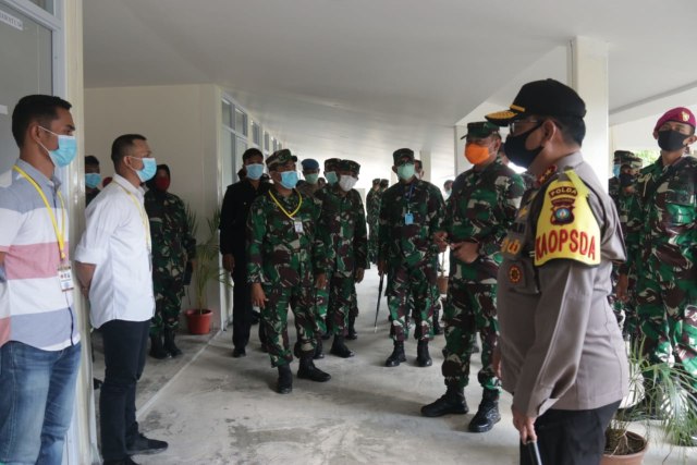 Kapolda Kepri, Irjen Pol Andap Budi Revianto mendampingi