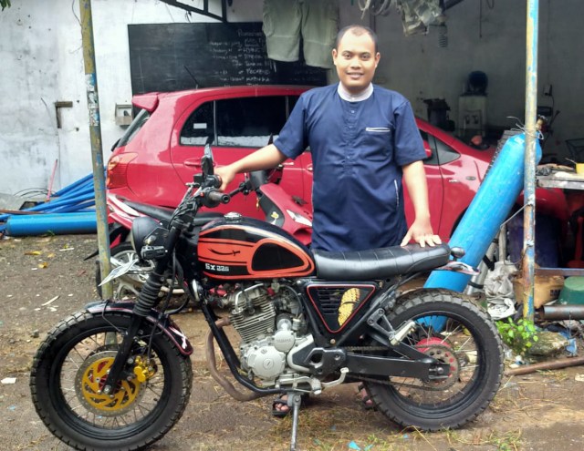 Nur Syamcholil bersama motor custom yang dia lelang. (Foto: Dok. Pribadi)