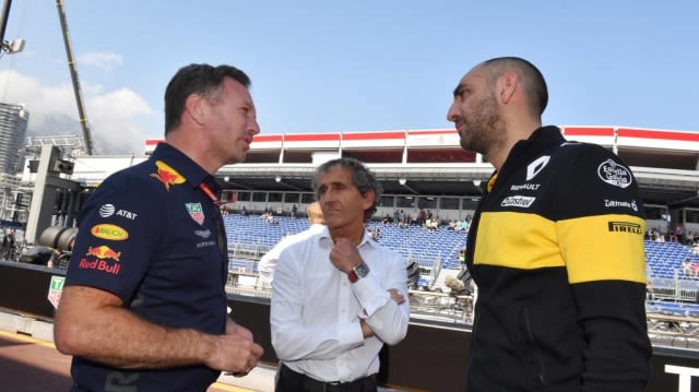 Christian Horner(kiri) bersama Alain Prost (tengah) dan bos Renault, Cyril Abiteboul (kanan), di sela persiapan balapan Formula 1. (foto: formula1.com)