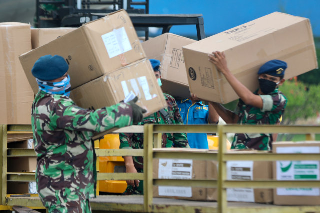 Personel TNI di Bandara SIM Aceh besar menurunkan kebutuhan medis untuk penanganan COVID-19. Foto: Suparta/acehkini