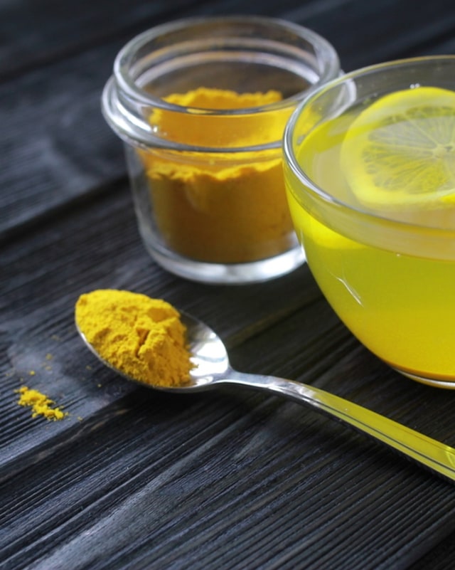 Ilustrasi minum lemon dicampurkan kunyit. Foto: Shutterstock