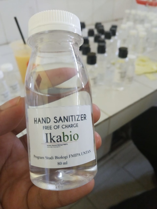 Hand sanitizer yang diproduksi oleh alumni Prodi Biologi FMIPA Untan Pontianak. Foto: Dok. Sukal