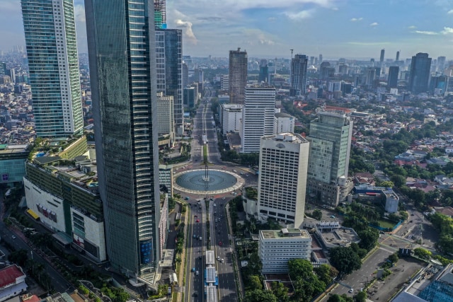 Foto udara suasana gedung bertingkat di kawasan Jalan Jendral Sudirman. Foto: ANTARA FOTO/Galih Pradipta