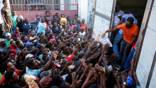 Warga berkumpul untuk mendapatkan makanan gratis dari Pemerintah Haiti di Port-au-Prince, Haiti, Selasa (6/4). Foto: REUTERS/Jeanty Junior Augustin