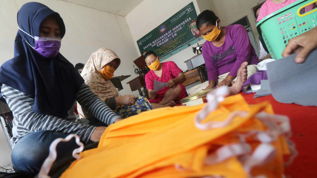 Relawan menyelesaikan pembuatan masker di Kelurahan Dermo, Kota Kediri, Jawa Timur, Jumat (3/4/2020). Foto: Antara/Prasetia Fauzani