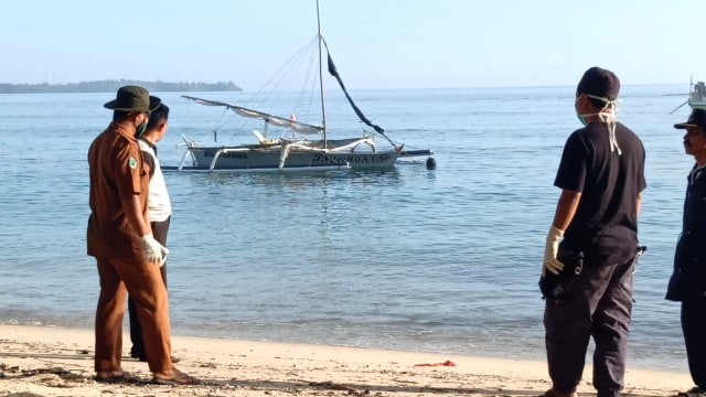 Tampak perahu yang ditumpangi kedua WNA berkebangsaan Philipina berlabuh di Pesisir Pantai Desa Ogotua, Kecamatan Dampal Utara, Kabupaten Tolitoli, Sulteng, Selasa (7/4). Foto: Istimewa