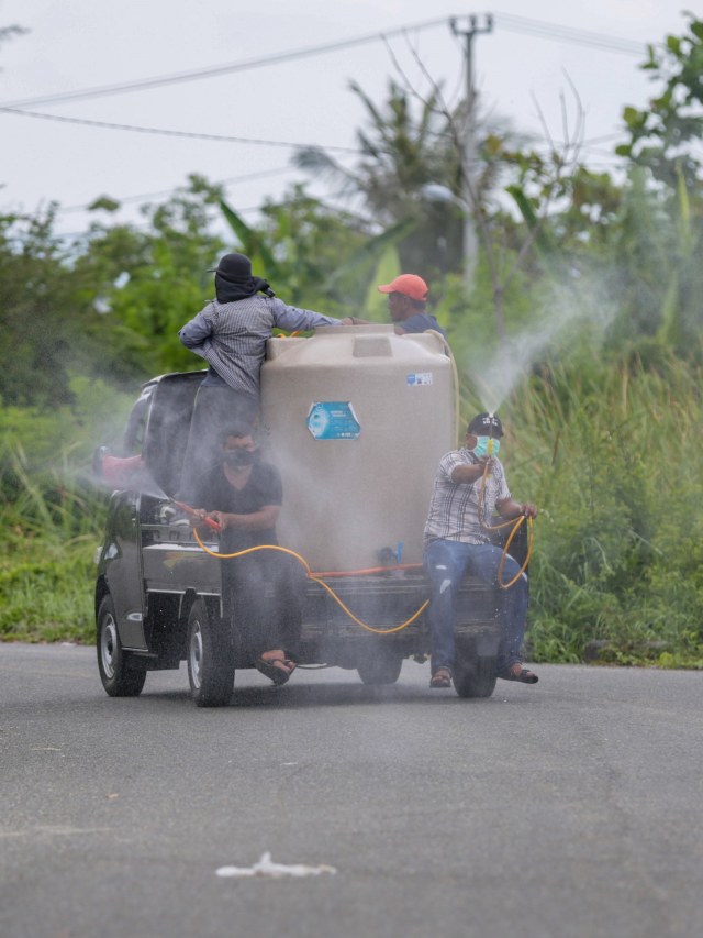 Penyemprotan disinfektan di Gampong Lambung, Banda Aceh. Foto: Abdul Hadi/acehkini
