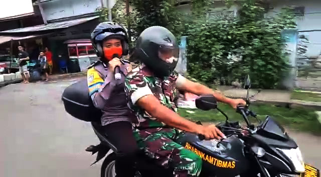 Kepolisian dan TNI mengumumkan kepada masyarakat tentang ajakan #dirumahaja