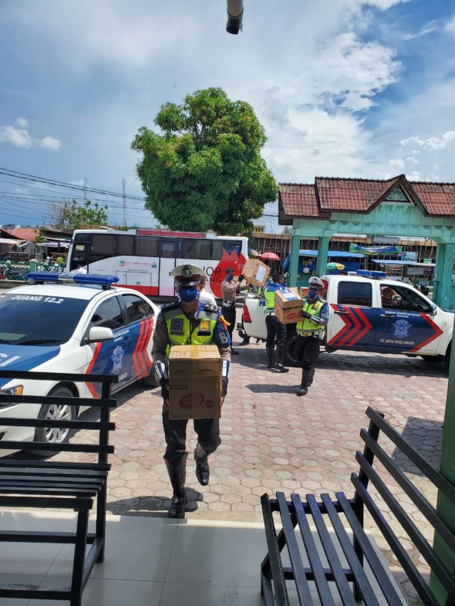 Aparat kepolisian Kabupaten Bireuen menyerahkan bantuan face shield kepada RSUD dr Fauziah. Dok. Sandy  