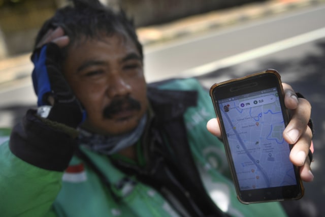 Pengemudi ojek online menunnggu orderan di kawasan Tanah Kusir, Jakarta, Jumat (7/4/2020).  Foto: Antara/Puspa Perwitasari