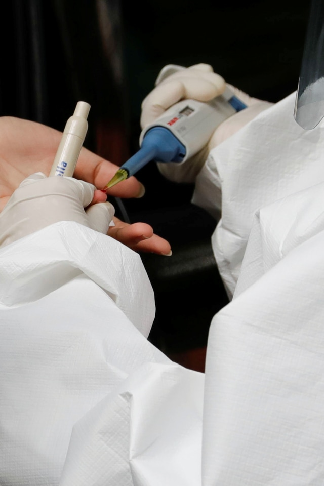 Ilustrasi pengambilan sampel darah rapid test. Foto: REUTERS/Willy Kurniawan
