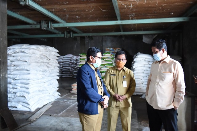 Plt Gubernur Kepri, Isdianto (Kanan) bersama dengan Sekda Prov, TS Arif Fadillah (Tengah) memantau gudang beras. Foto: Ismail/kepripedia.com