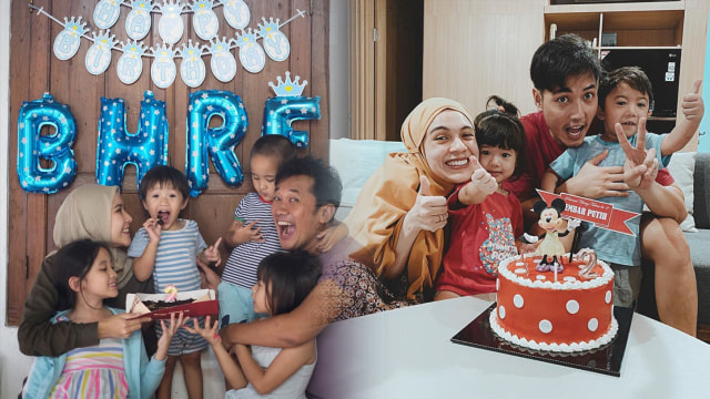 Selebriti yang merayakan ulang tahun anaknya #dirumahaja. Foto: Instagram / @zaskiadyamecca & @missnyctagina