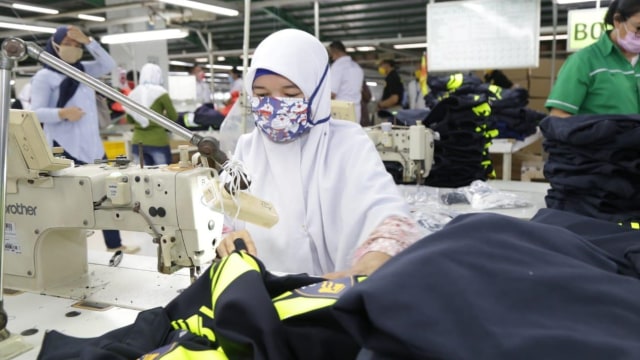 Para buruh korban PHK membuat masker untuk penanganan virus corona, di Kawasan Berikat Nusantara (KBN) Cilincing, Jakarta. Foto: Dok. Biro Humas Kemnaker