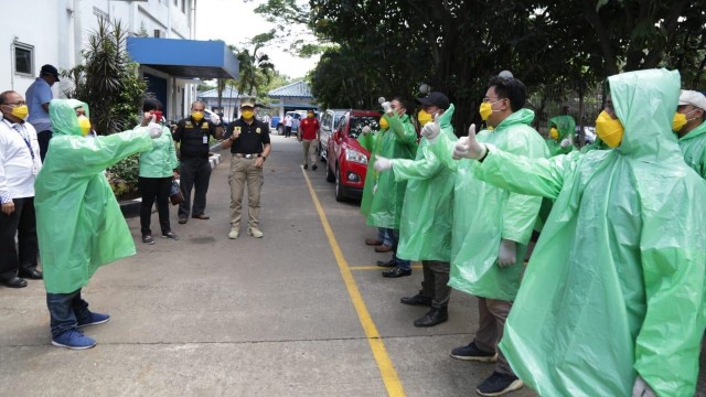 Para buruh korban PHK bersiap untuk melakukan penyemprotan disinfektan di Kawasan Berikat Nusantara (KBN) Cilincing, Jakarta, Selasa (7/4). Foto: Dok. Biro Humas Kemnaker