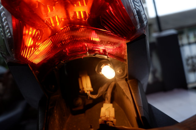 Lampu belakang Honda Vario bawaan yang belum LED Foto: Aditya Pratama Niagara/kumparan