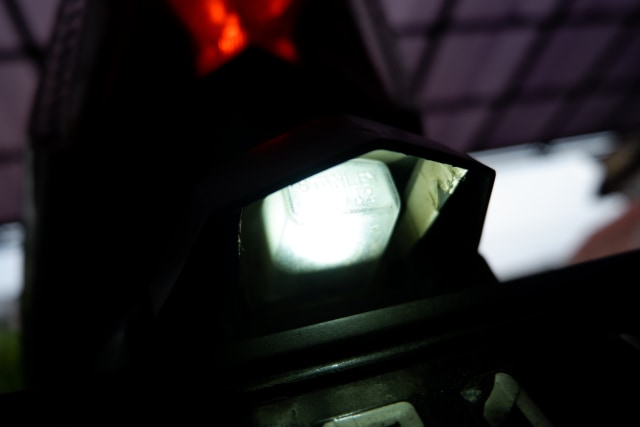 Lampu pelat nomor Honda Vario yang sudah LED Foto: Aditya Pratama Niagara/kumparan