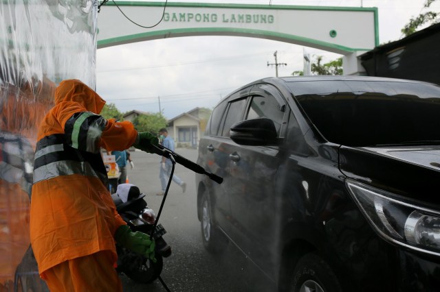 Moto nyang tameng bak pinto tameng Gampong Lambung, disomprot disinfektan. Foto: Abdul Hadi/acehkini
