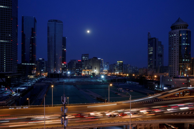 Supermoon pink bersinar di atas Central Business District di Beijing, China. Foto: REUTERS/Christopher Pike