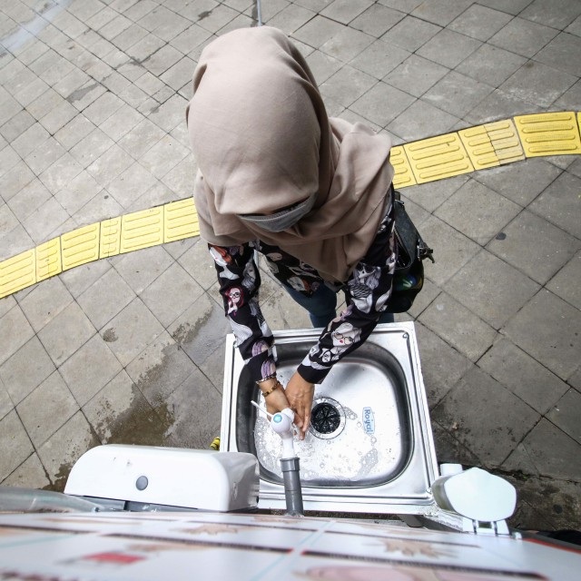 Warga mencuci tangan di tempat cuci tangan gratis di Terowongan Kendal, Jakarta. Foto: ANTARA FOTO/Rivan Awal Lingga