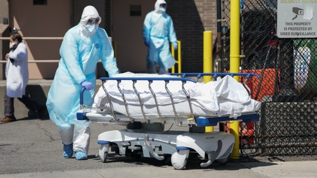 Petugas medis membawa mayat korban virus corona di New York, AS Foto: AFP/Bryan R Smith