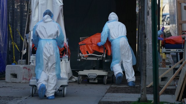 Petugas medis membawa jenazah yang akan dipindahkan ke kamar mayat di rumah sakit Sakit Wyckoff di Borough of Brooklyn, New York. Foto: AFP/Bryan R. Smith