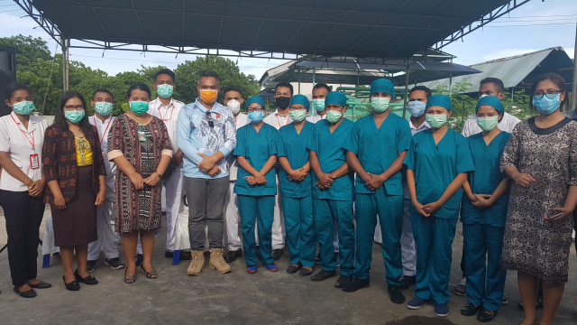 Bupati Sikka bersama tim medis yang bertugas menangani pasien corona di ruang isolasi RSUD dr.Tc Hillers Maumere. Foto: Mario WP Sina.