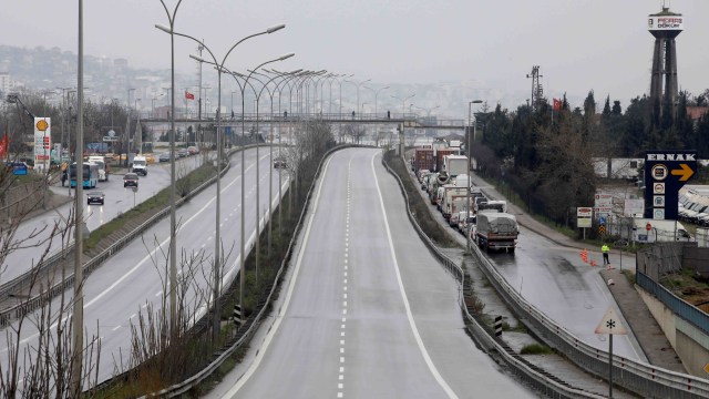 Jalan tol sepi dengan antrean truk di pinggir jalan tol di Istanbul, Turki. Foto: Reuters/Umit Bektas