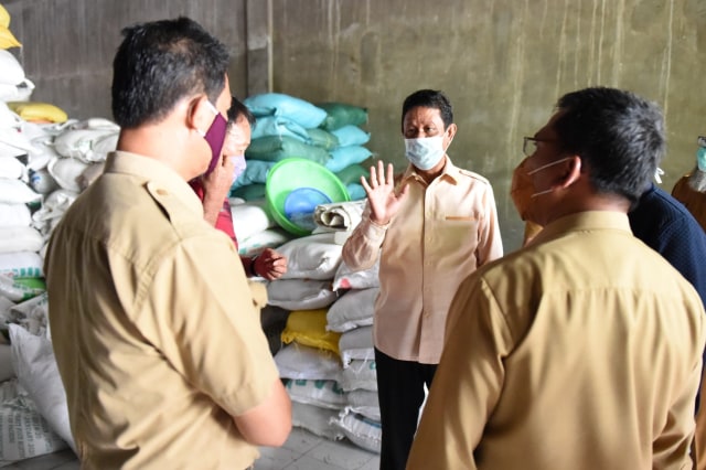 Plt Gubernur Kepri, Isdianto dan Sekda Prov meninjau gudang beras. Foto: ISmail/kepripedia.com