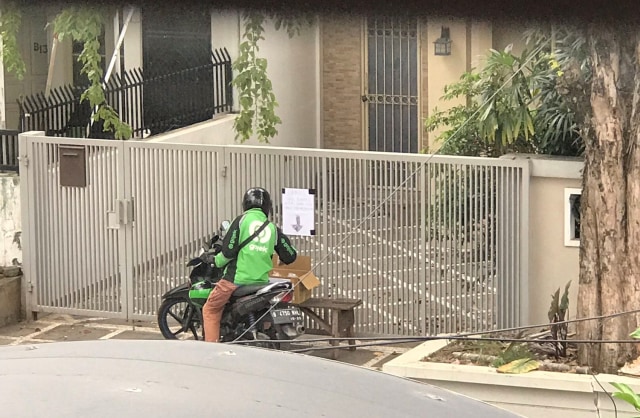 Driver ojek online yang mengambil makanan gratis di depan rumah. Foto: Twitter/@distalbot