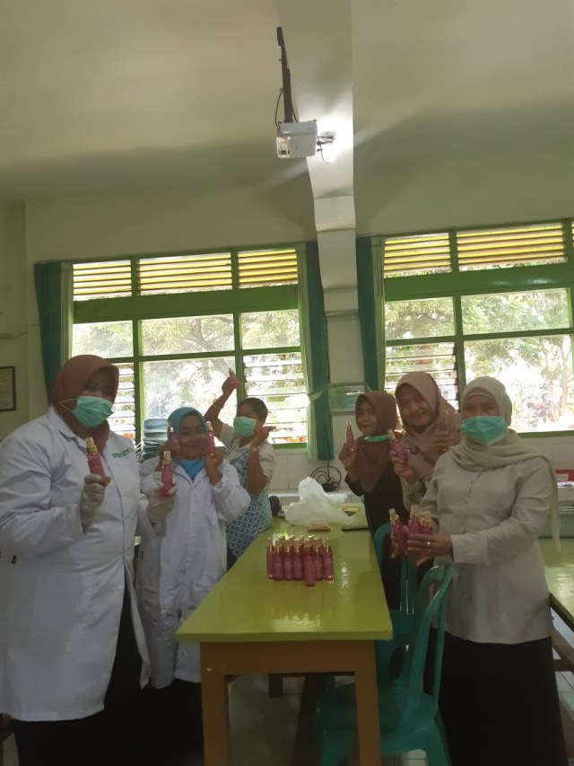 Sumbangsih SMAN 6 Malang, Bagikan Gratis Hand Sanitizer Buatan Sendiri (757293)