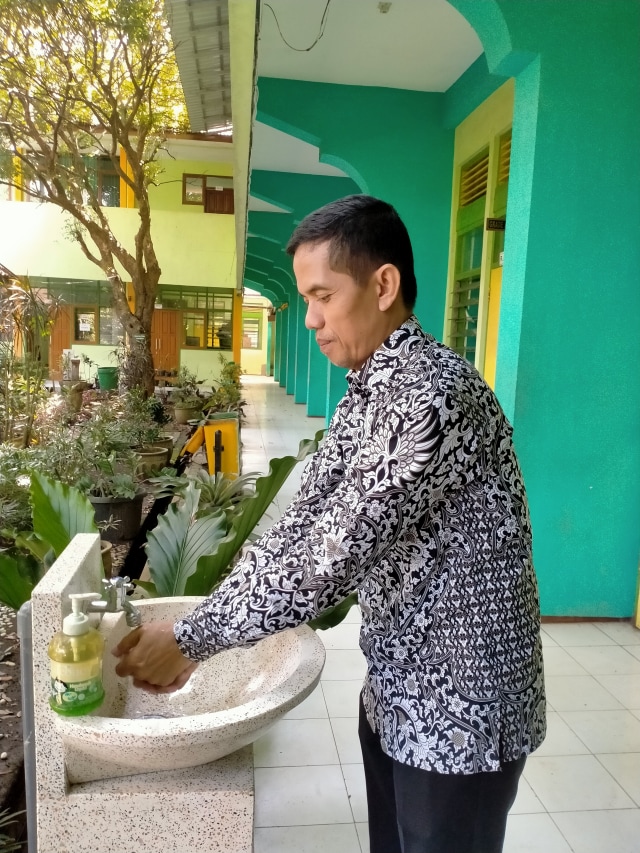 Sumbangsih SMAN 6 Malang, Bagikan Gratis Hand Sanitizer Buatan Sendiri (757294)