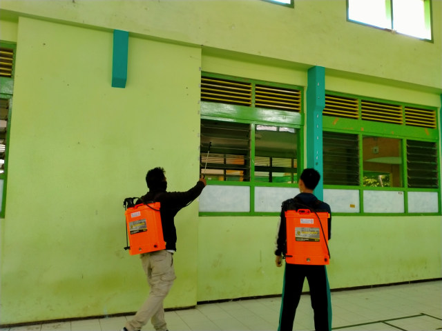 Sumbangsih SMAN 6 Malang, Bagikan Gratis Hand Sanitizer Buatan Sendiri (757296)