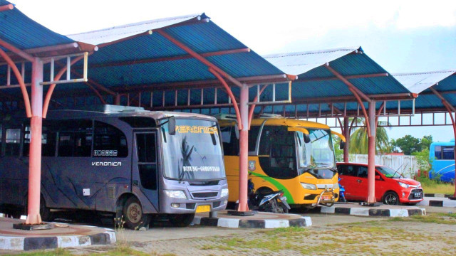 Angkutan umum di Terminal Dungingi Tipe A, Kota Gorontalo, terpantau sepi penumpang. Rabu, (8/4). Foto: Dok banthayo.id (Rahmat Ali)