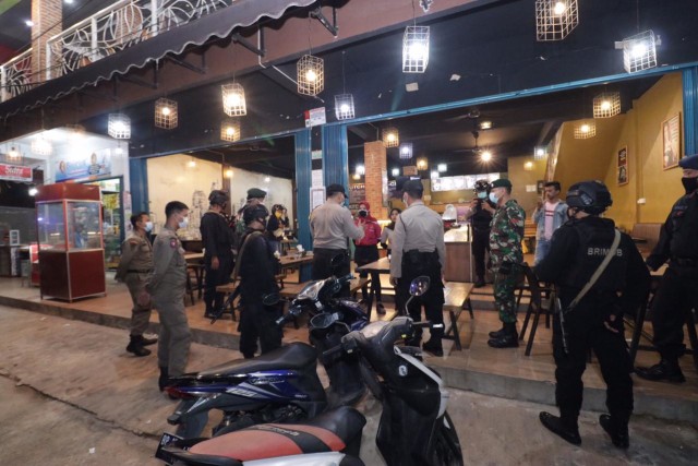 Polda Kepri dan tim gabungan TNI Polri Satpol PP menyampaikan imbauan ke sejumlah cafe. Foto: Istimewa