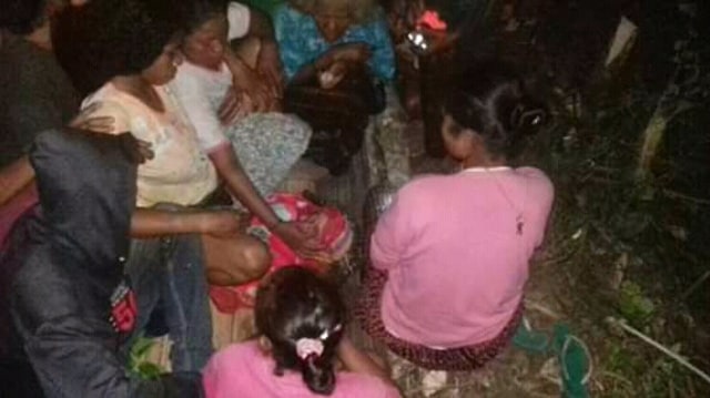 Ibu asal Kecamatan Paga saat melahirkan di tengah jalan pada Senin malam (6/4/2020). Foto: Facebook Vero Fede