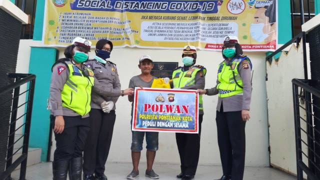 Polwan Polresta Pontianak menyerahkan bantuan kepada masyarakat yang terdampak wabah virus corona. Foto: Dok. Polresta Pontianak  