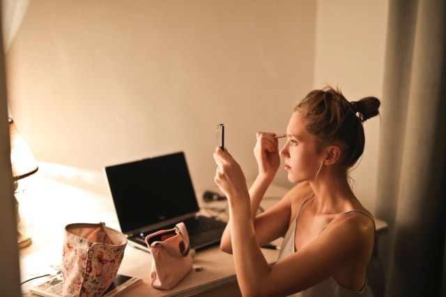 5 Kesalahan Makeup yang Harus Dihindari Pemula (46571)